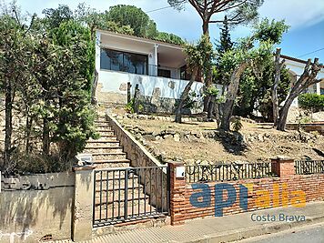 Oportunitat única: casa de 2 dormitoris amb gran potencial en urbanització a prop de Calonge.