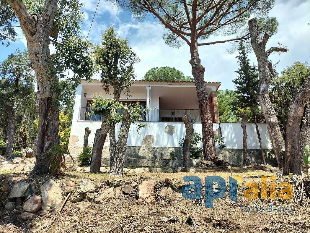Oportunitat única: casa de 2 dormitoris amb gran potencial en urbanització a prop de Calonge.