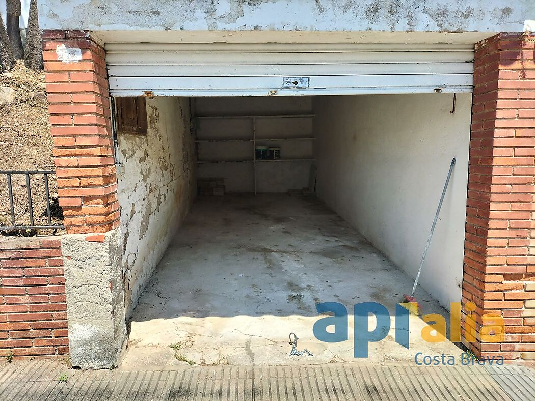 Oportunitat única: casa de 2 dormitoris amb gran potencial en urbanització a prop de Calonge.