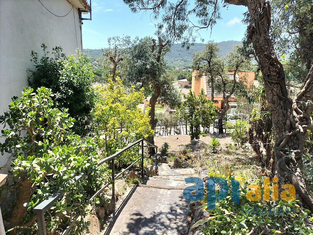Oportunitat única: casa de 2 dormitoris amb gran potencial en urbanització a prop de Calonge.