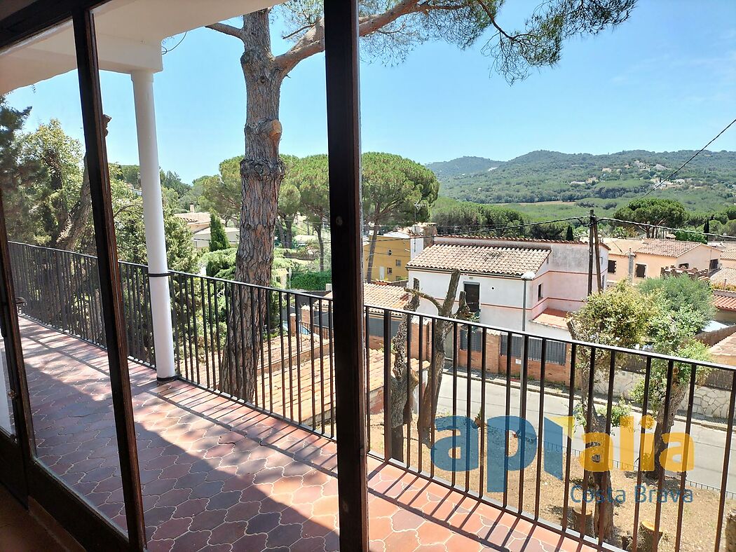 Oportunitat única: casa de 2 dormitoris amb gran potencial en urbanització a prop de Calonge.