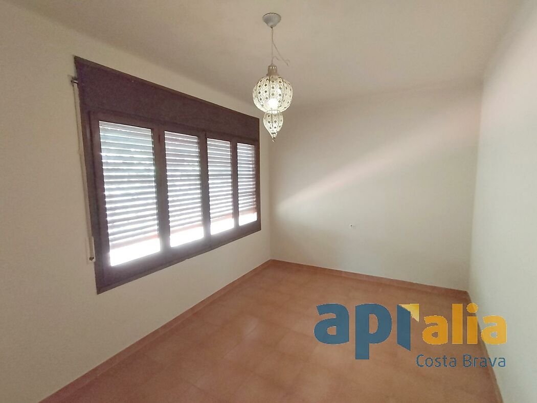 Oportunitat única: casa de 2 dormitoris amb gran potencial en urbanització a prop de Calonge.