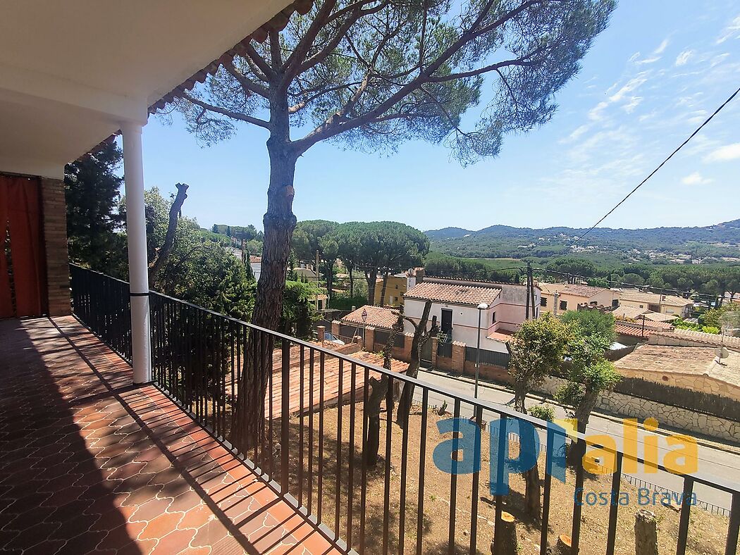 Oportunitat única: casa de 2 dormitoris amb gran potencial en urbanització a prop de Calonge.