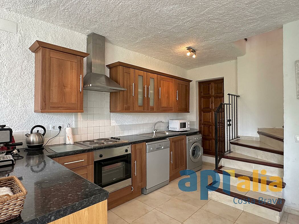 5 bedroom house with pool and independent apartment