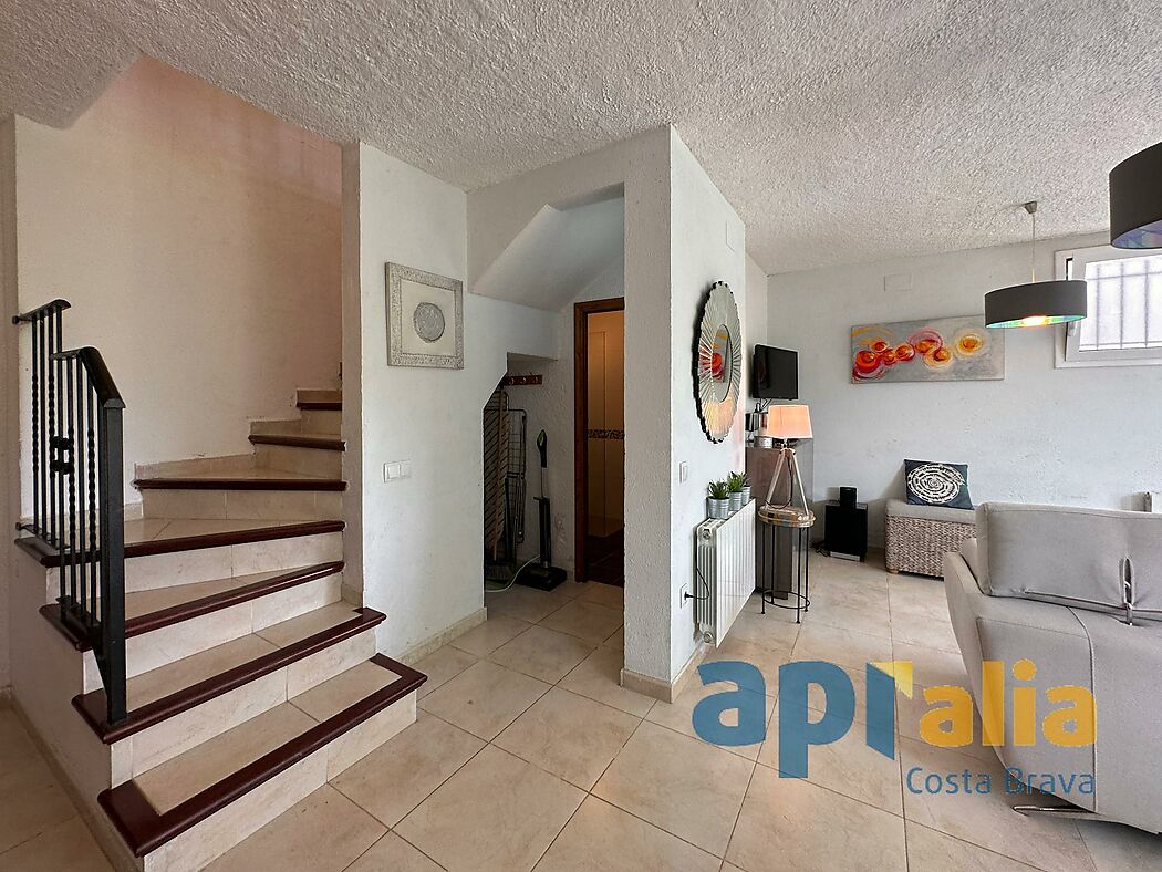 5 bedroom house with pool and independent apartment