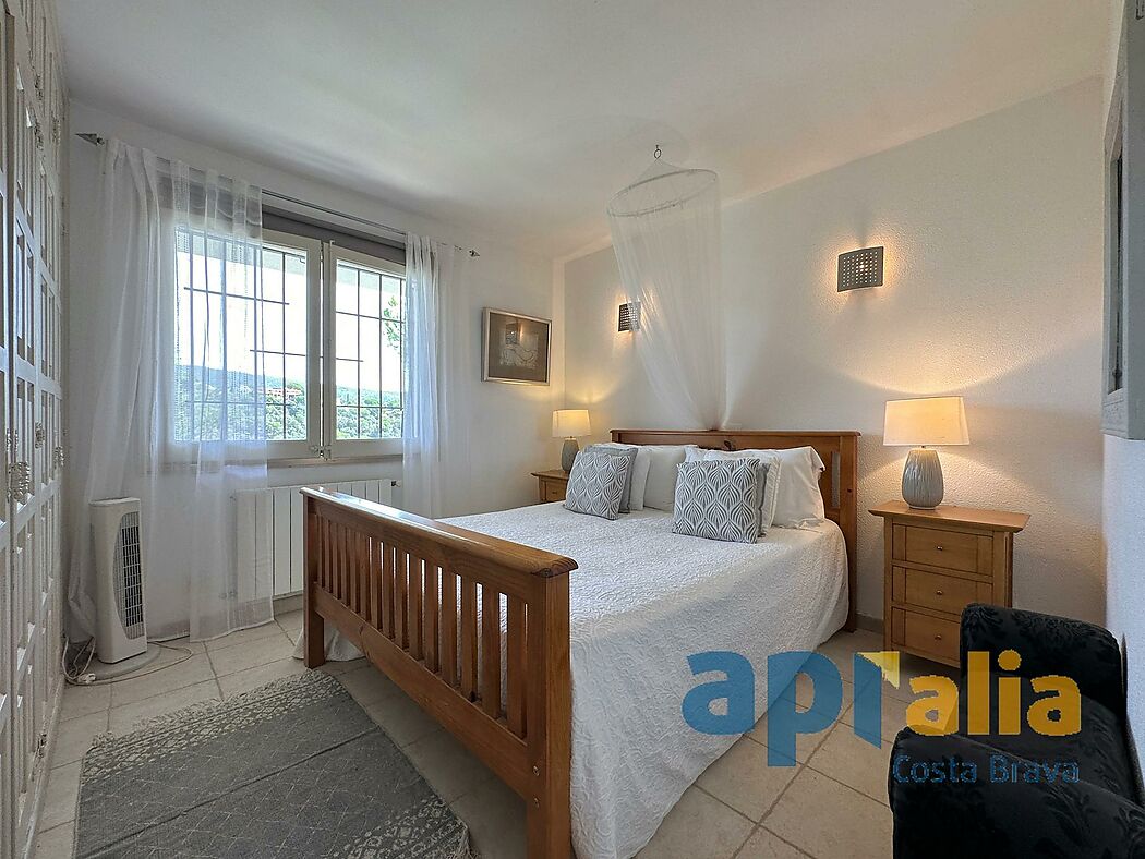 5 bedroom house with pool and independent apartment