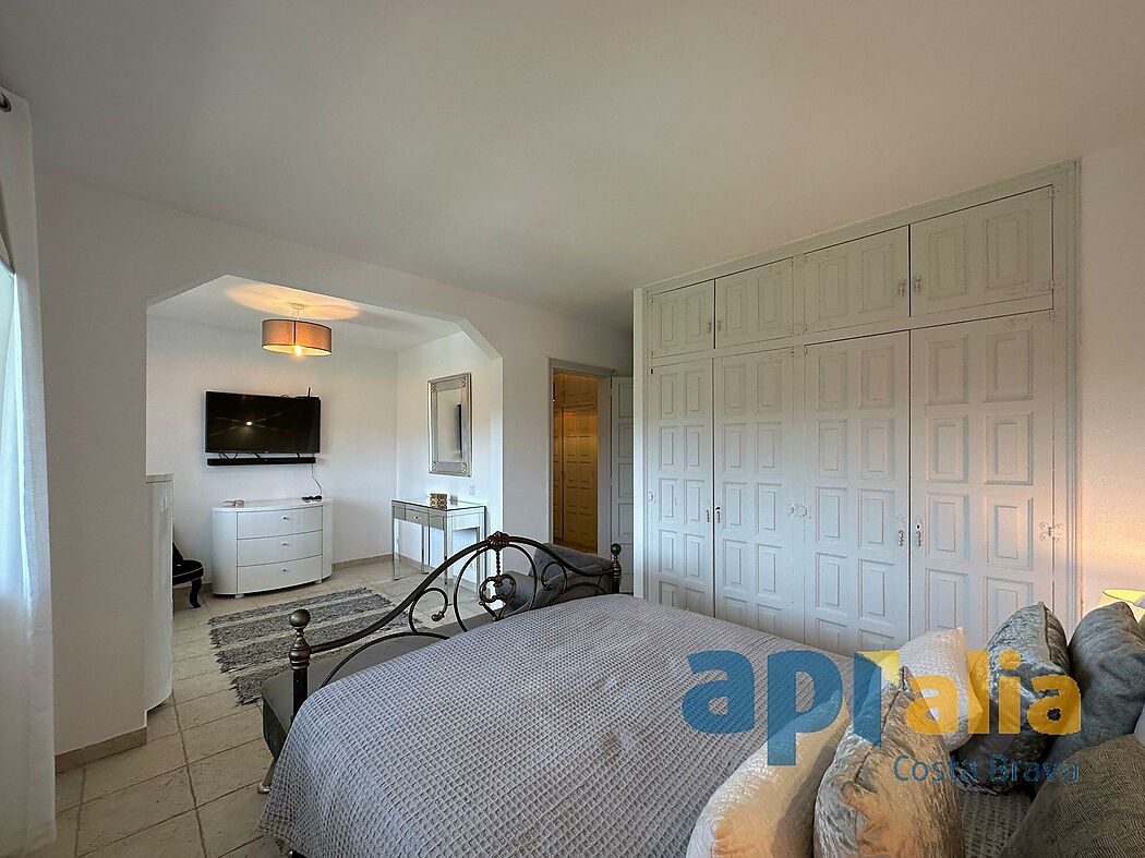 5 bedroom house with pool and independent apartment