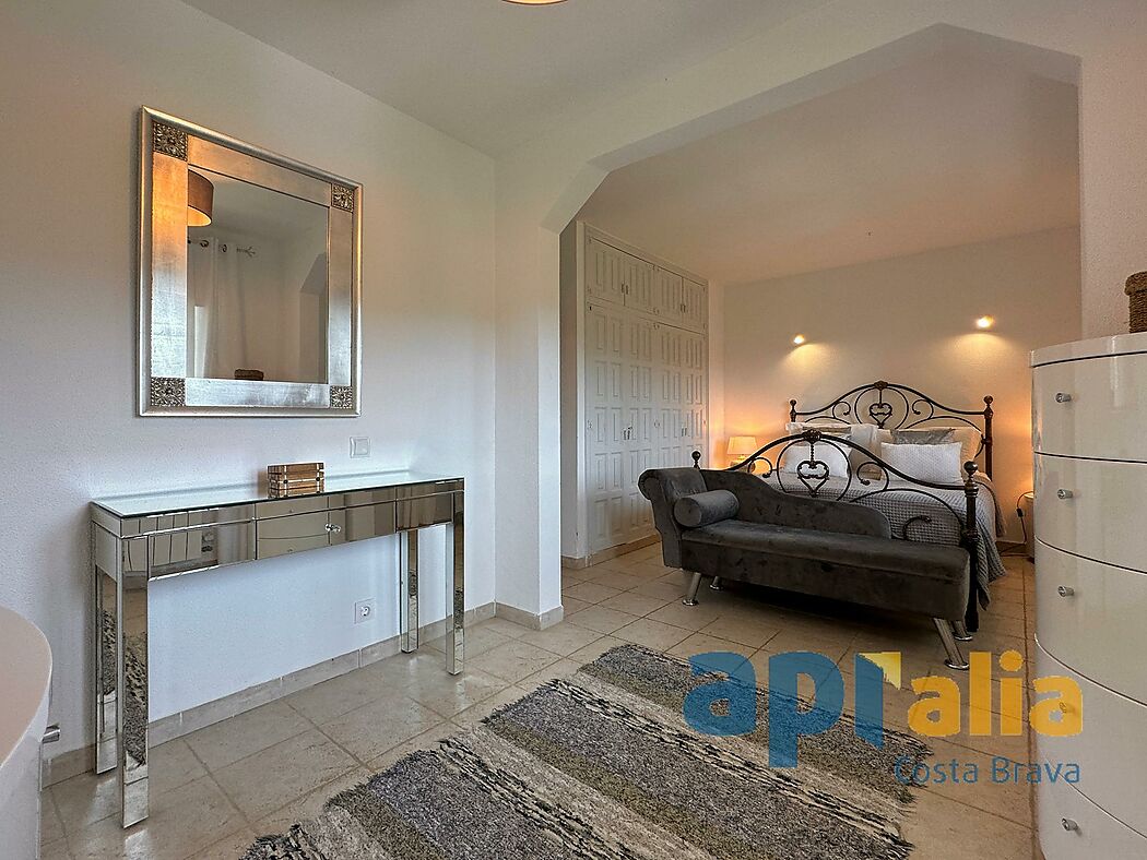 5 bedroom house with pool and independent apartment