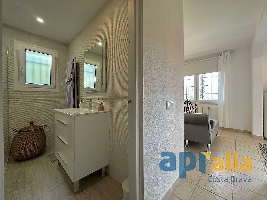 5 bedroom house with pool and independent apartment
