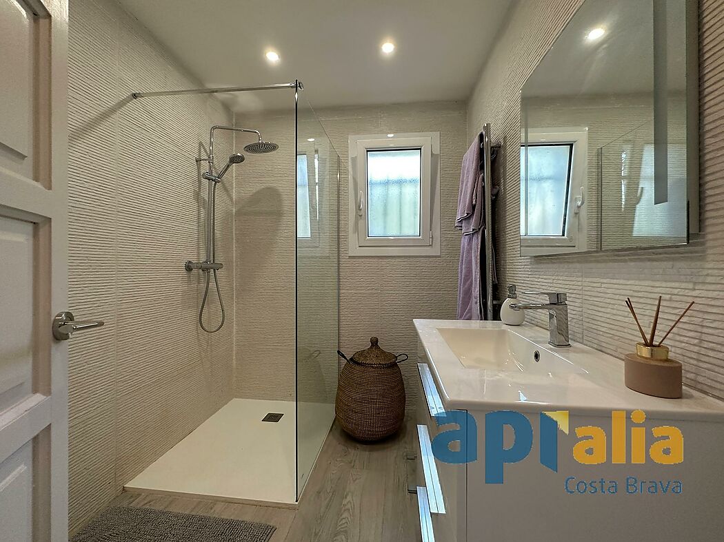 5 bedroom house with pool and independent apartment