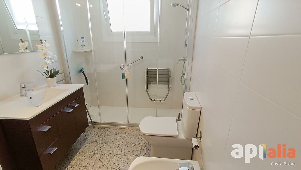 AMPLI APARTAMENT SITUAT A 2a LÍNIA DE MAR
