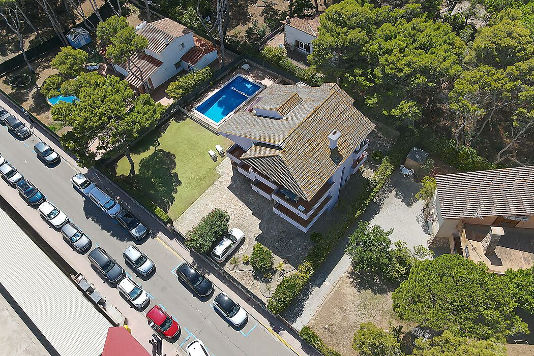 ENORME CASA A PALS EN PRIMERA LÍNIA DE MAR, ASCENSOR I PISCINA.