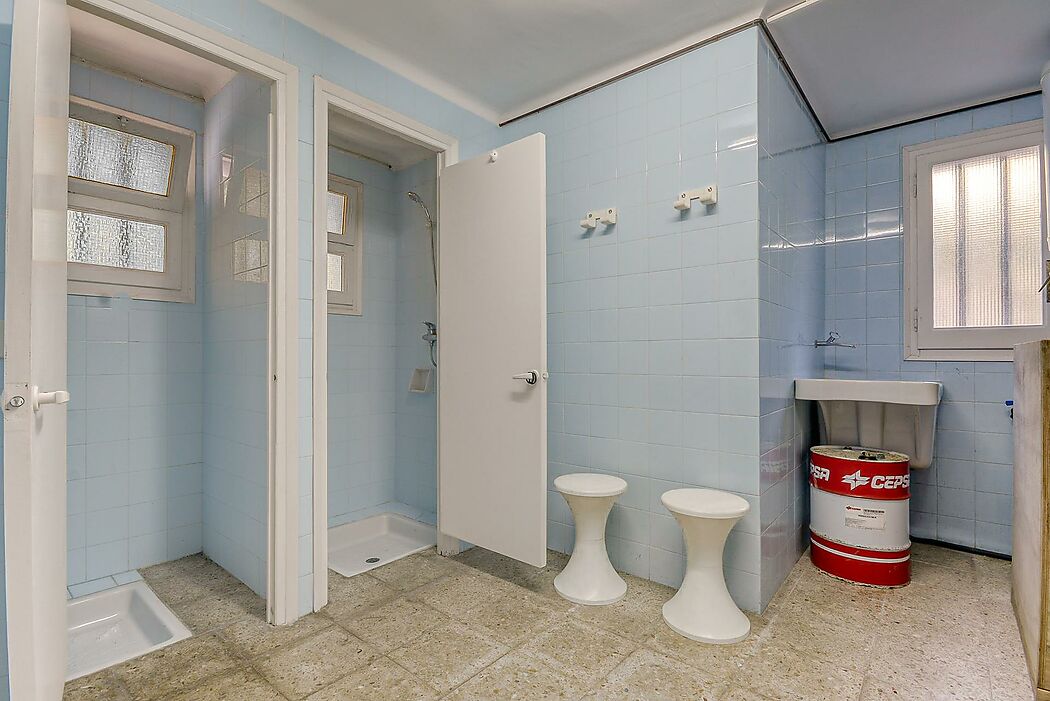 ENORME CASA A PALS EN PRIMERA LÍNIA DE MAR, ASCENSOR I PISCINA.
