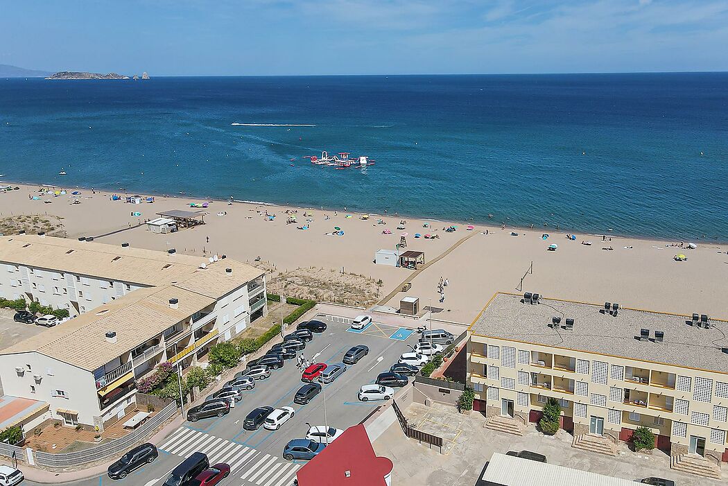 ENORME CASA A PALS EN PRIMERA LÍNIA DE MAR, ASCENSOR I PISCINA.