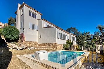 Une belle maison avec vue sur la mer, très proche du village de Castell d'Aro