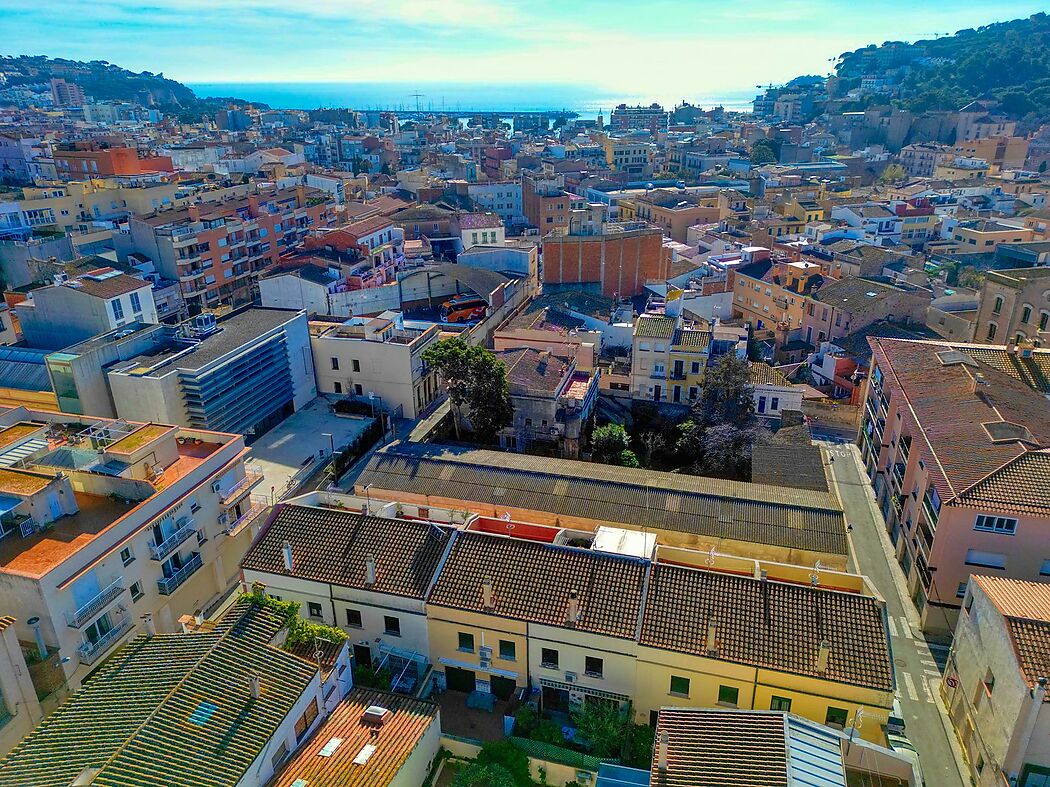 Casa adosada en venta cerca del centro de la población.