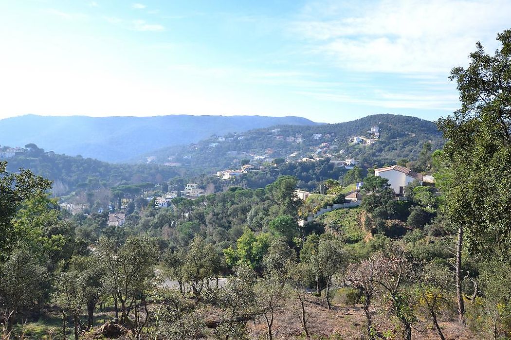 Parcel·la amb moltes possibilitats, àmplia superfície. Ideal per construir casa a diversos nivells amb àmplies terrasses i vistes a les Gavarres.