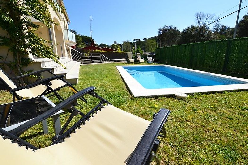 Àmplia casa amb piscina d'estil modern i funcional