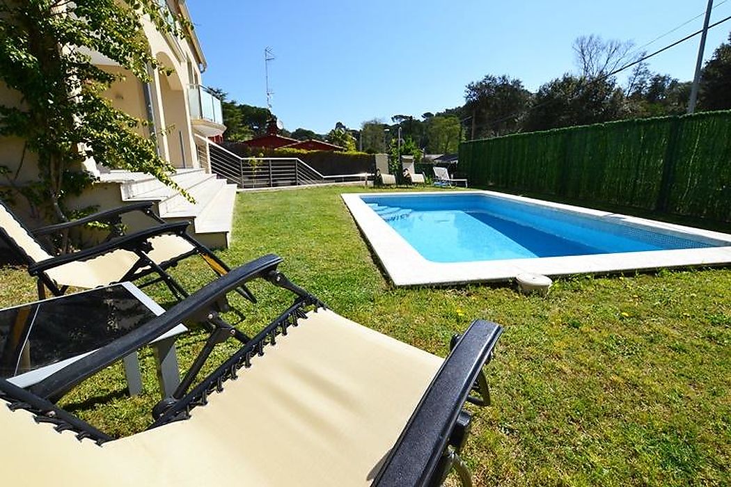Amplia casa con piscina de estilo  moderno y funcional