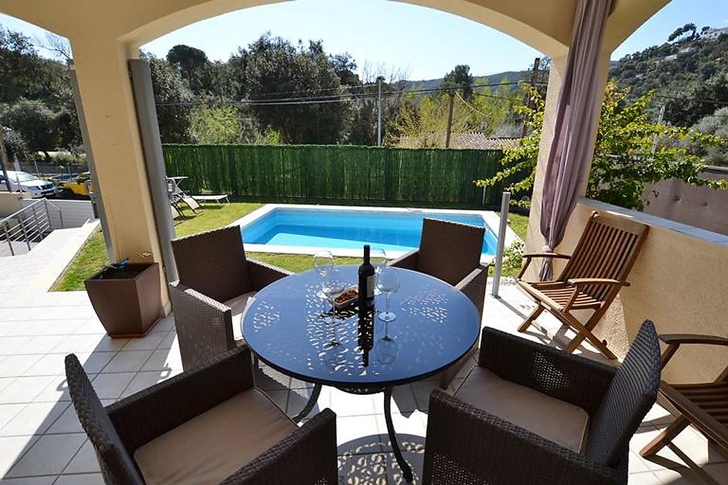 Amplia casa con piscina de estilo  moderno y funcional
