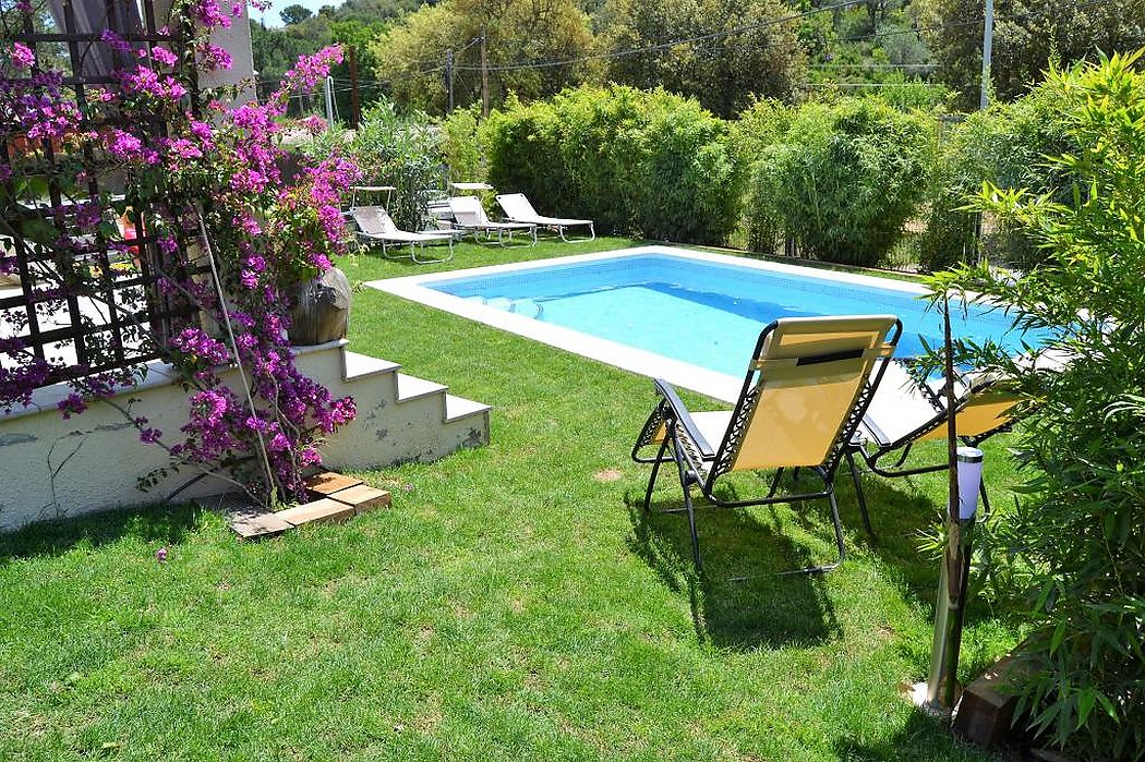Àmplia casa amb piscina d'estil modern i funcional