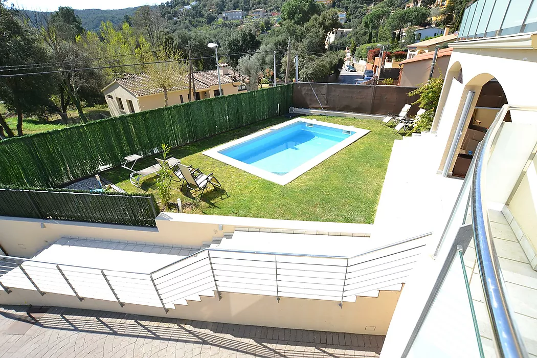 Amplia casa con piscina de estilo  moderno y funcional