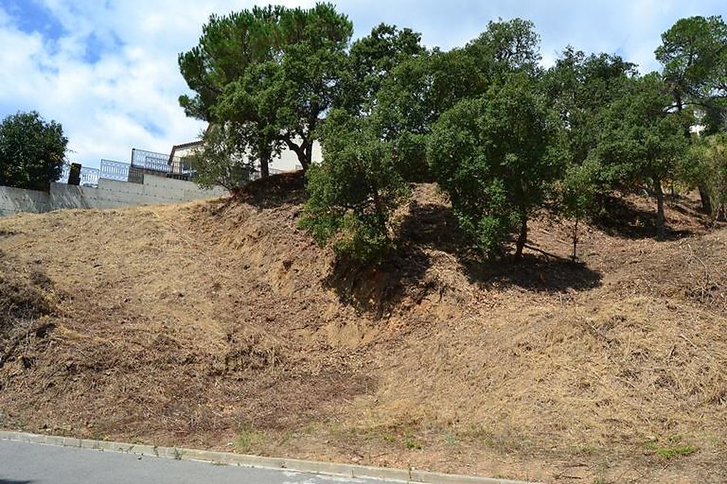 Large plot with views of Les Gavarres