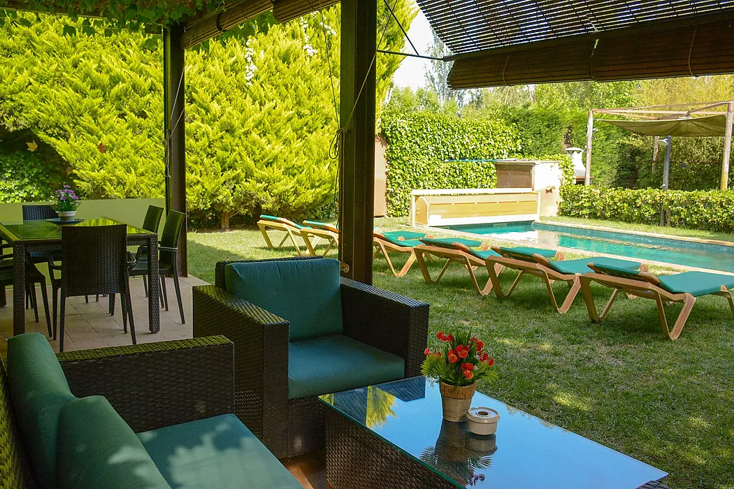 Propiedad rústica en Canet de Verges con doble parcela. Un acogedor hogar con piscina, jardín, porche y zona barbacoa