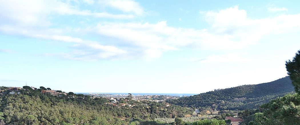 Terrain avec vue fantastique sur la mer