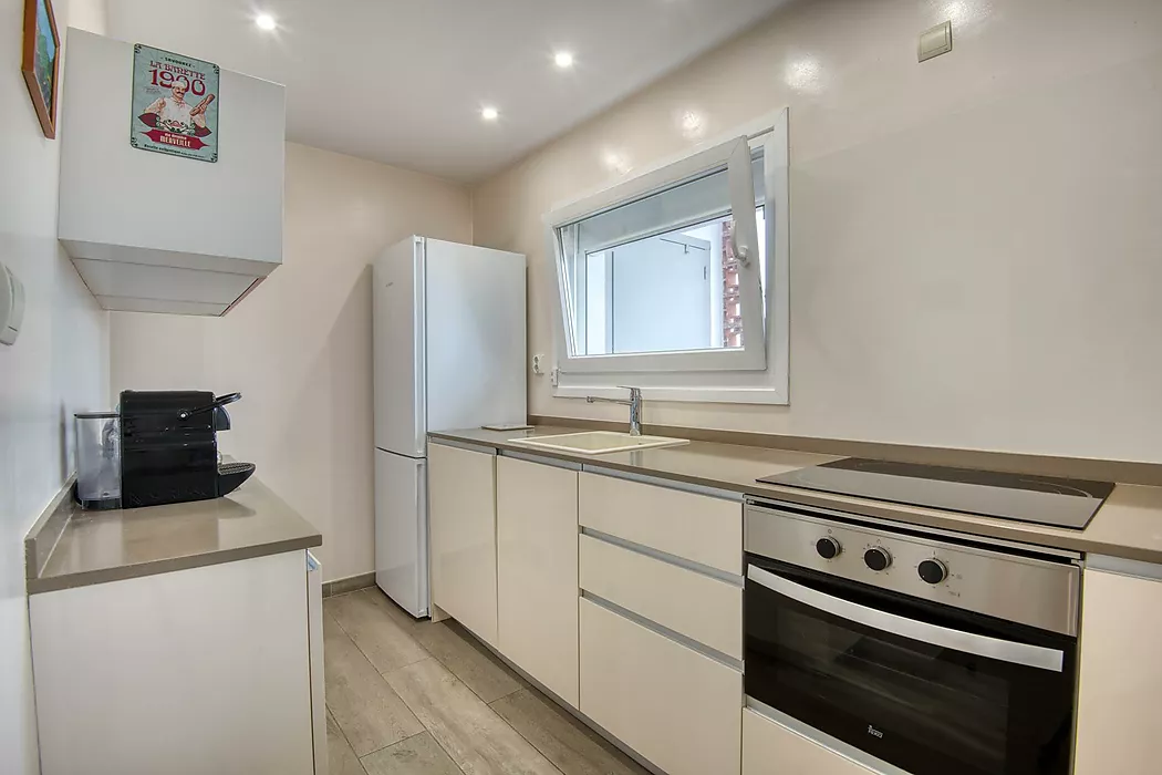 SPECTACULAIRE APPARTEMENT ENTIEREMENT RENOVE A PALAMOS AVEC VUE SUR LA MER!