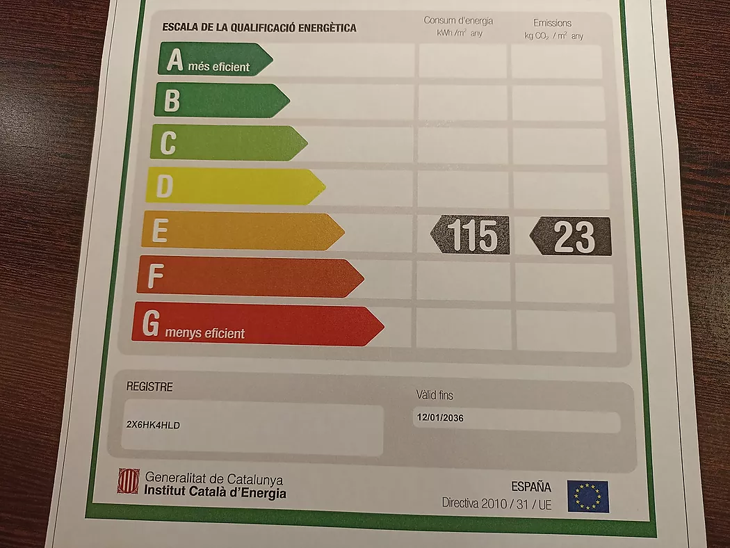 Soleado piso, con ascensor en el edificio.