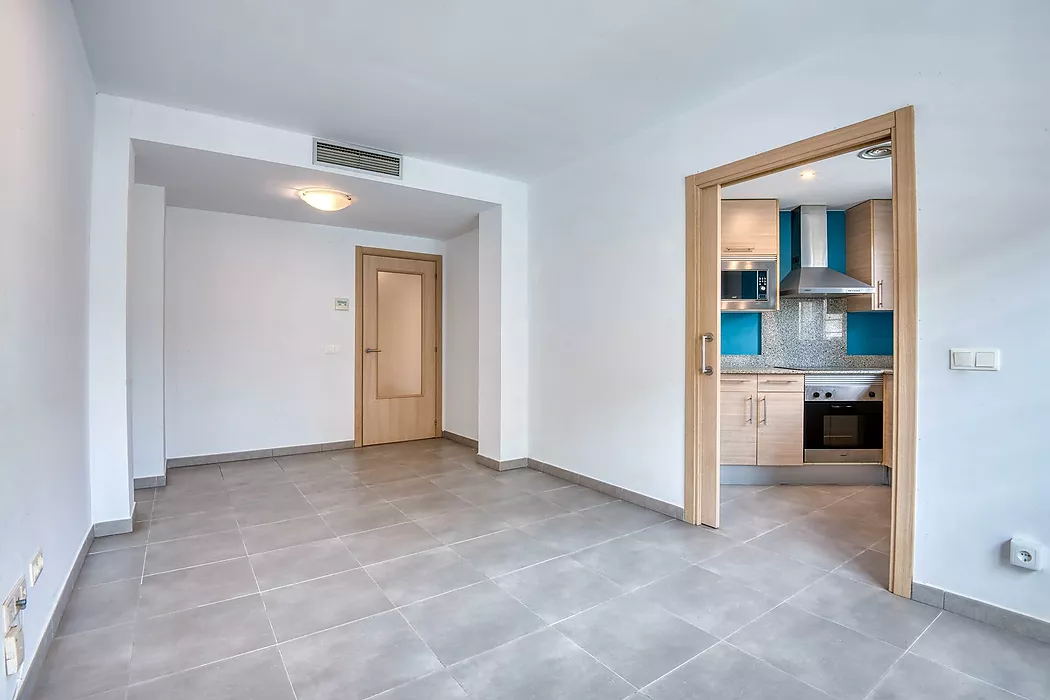 Bright ground floor apartment ready to move in.- Sant Feliu de Gu&iacute;xols