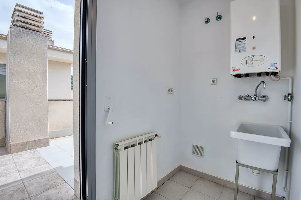 Semi-detached house with terraces and pool.- Sant Feliu de Guíxols