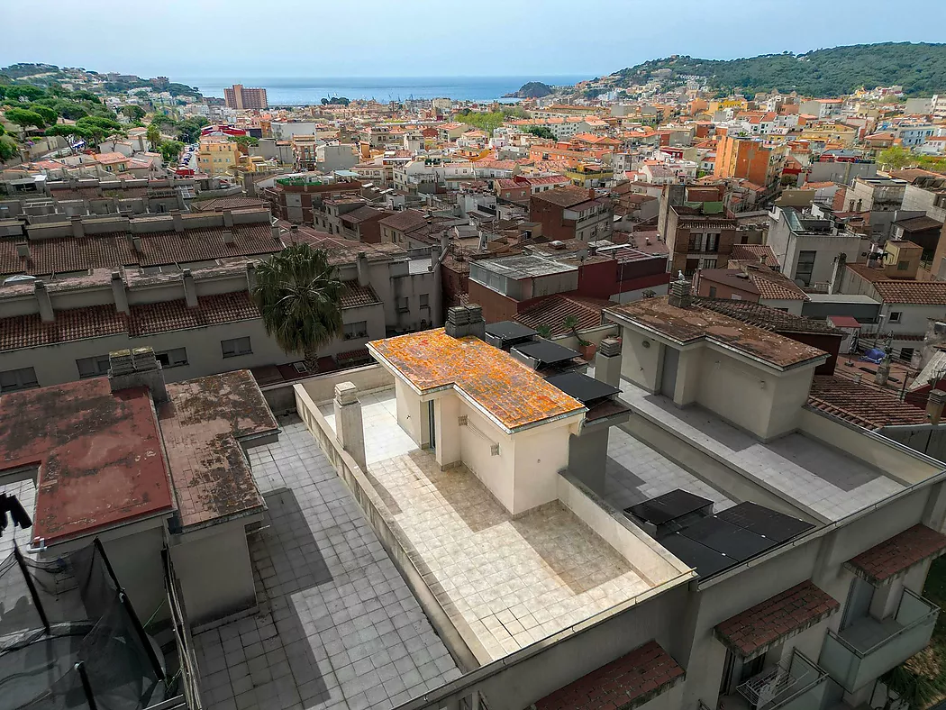 Semi-detached house with terraces and pool.- Sant Feliu de Guíxols