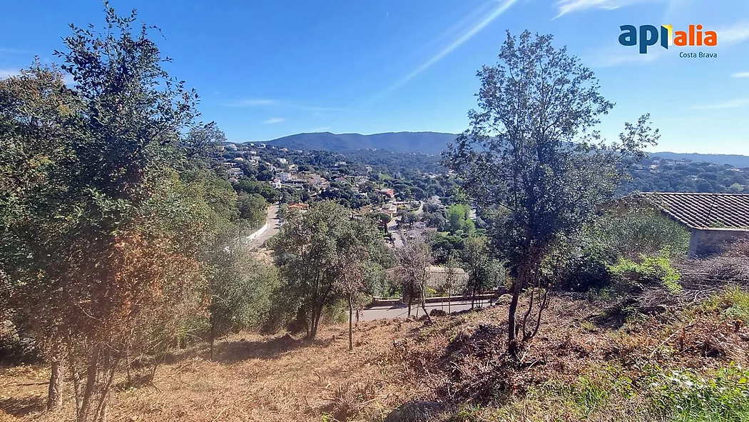 Beautiful plot with sea views
