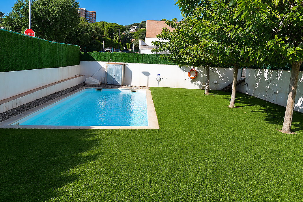 El teu refugi a la costa: terrassa, vistes, piscina i molta llum