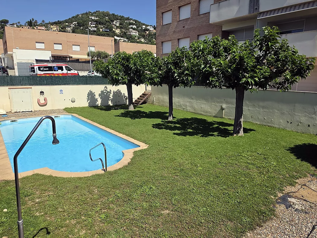 El teu refugi a la costa: terrassa, vistes, piscina i molta llum