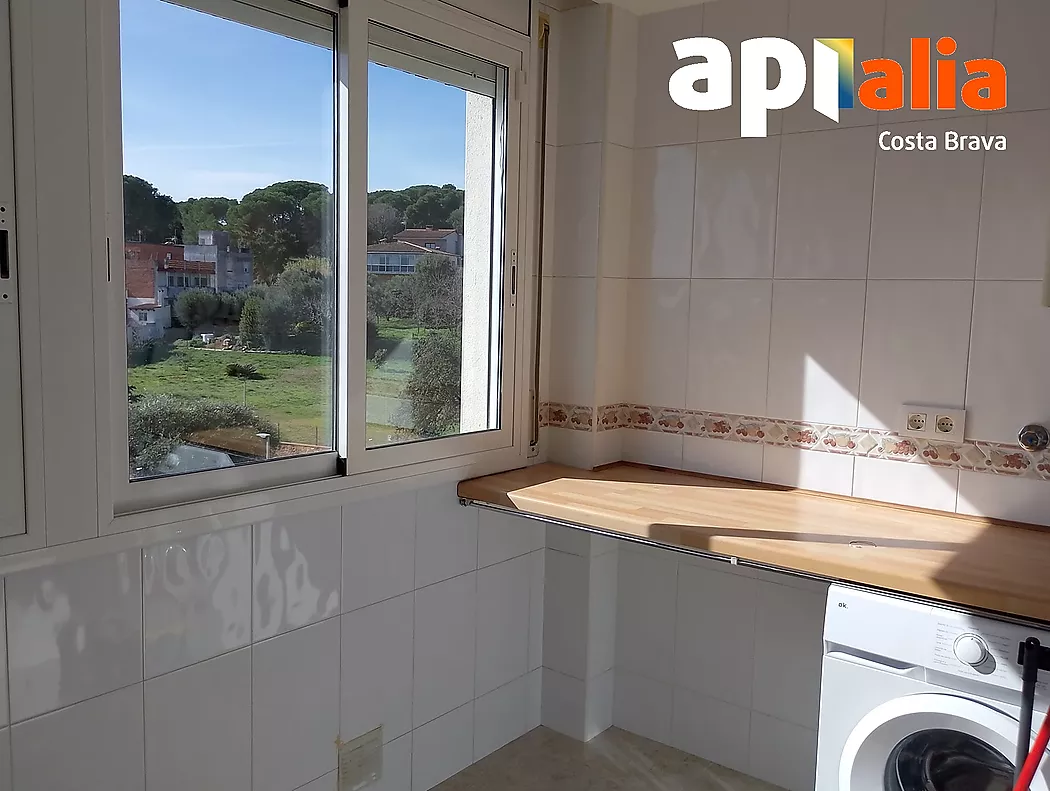 El teu refugi a la costa: terrassa, vistes, piscina i molta llum