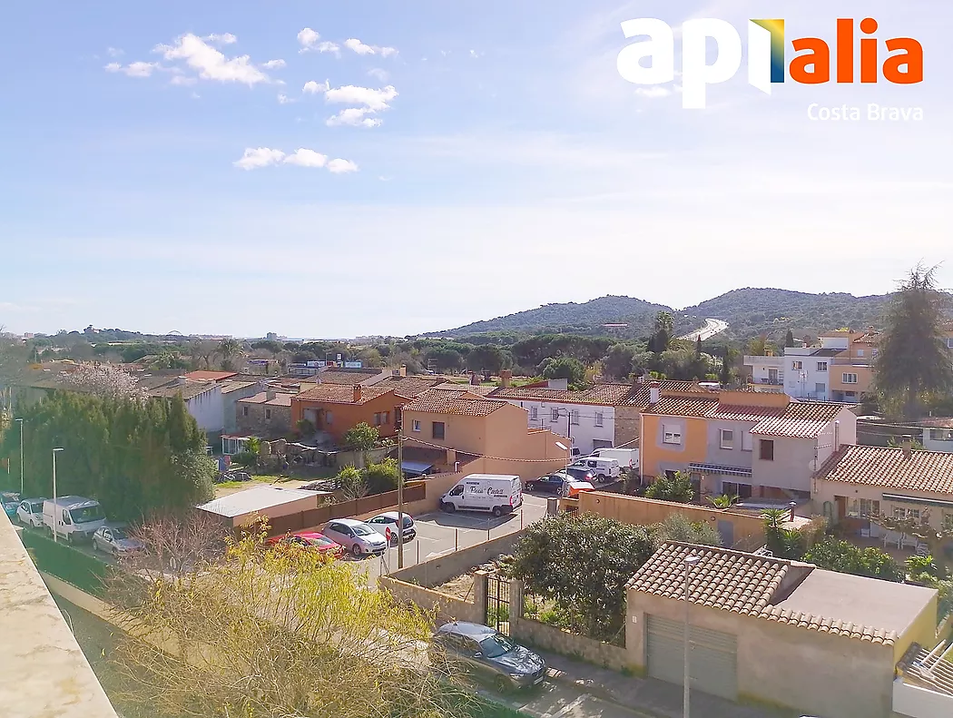 El teu refugi a la costa: terrassa, vistes, piscina i molta llum