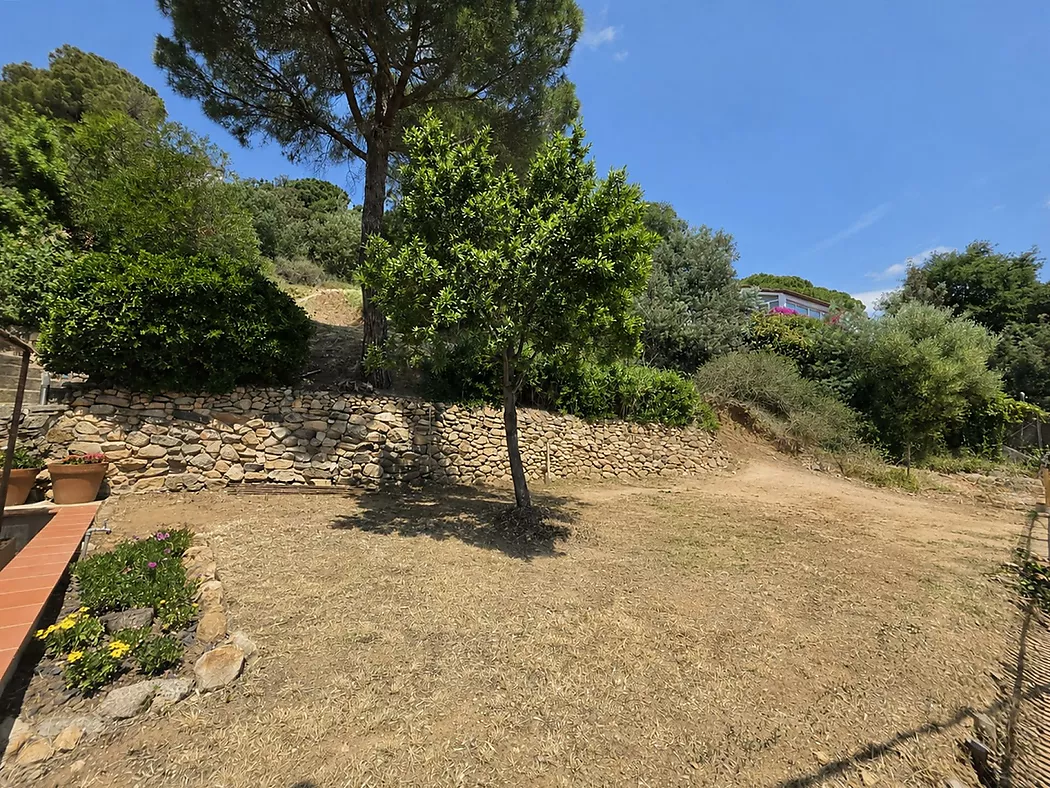 Parcel&middot;la urbana de 852 m  a Mas Ambr&oacute;s (Calonge) amb vistes panor&agrave;miques al mar.
