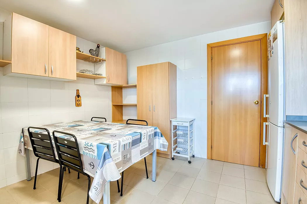 Bright apartment with parking in upper area.- Sant Feliu de Guíxols