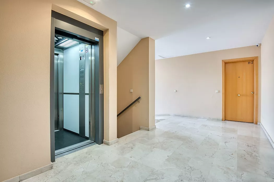 Bright apartment with parking in upper area.- Sant Feliu de Guíxols