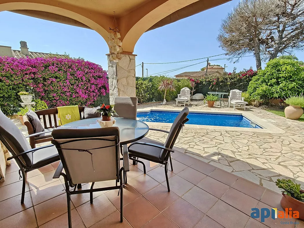Xalet amb piscina en venda a Calonge