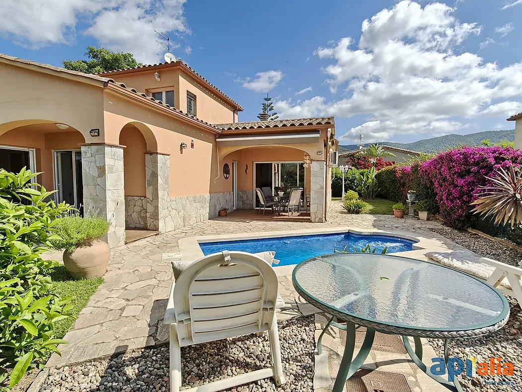 Xalet amb piscina en venda a Calonge