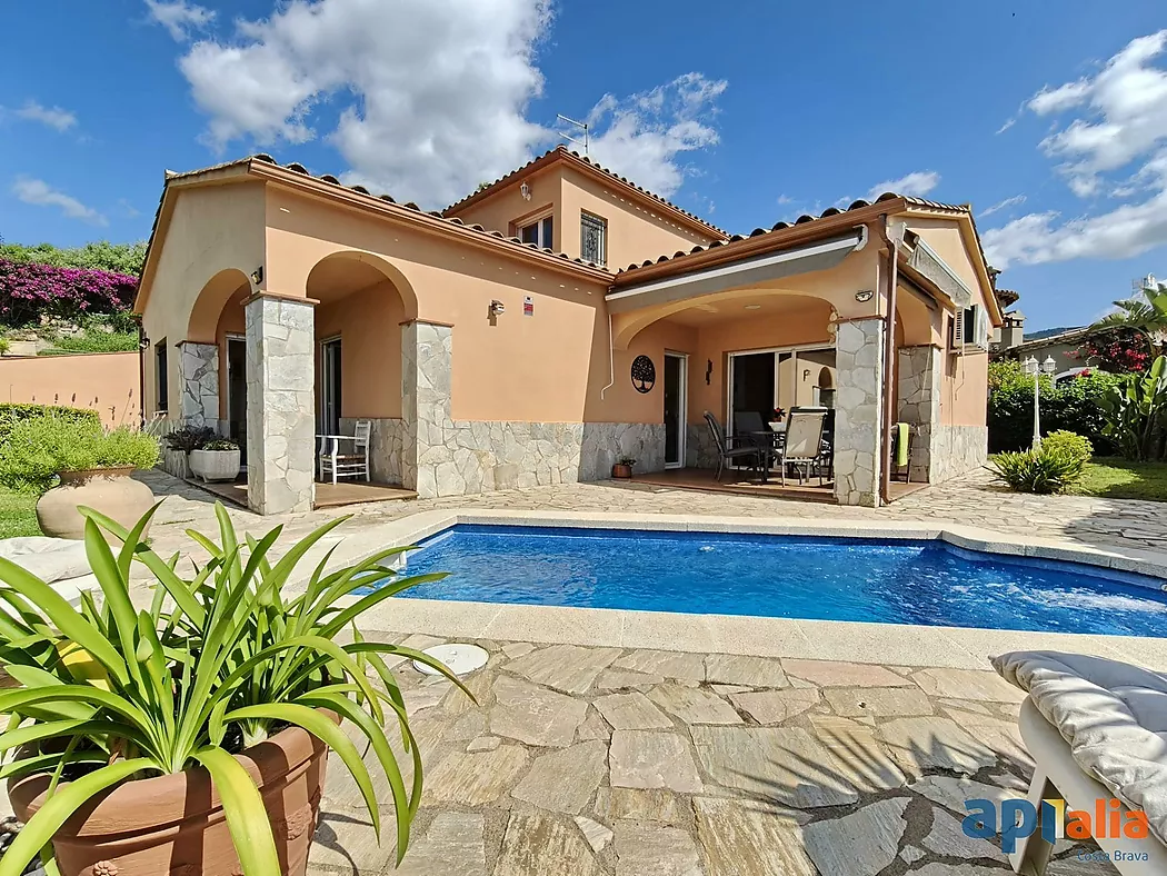 Xalet amb piscina en venda a Calonge