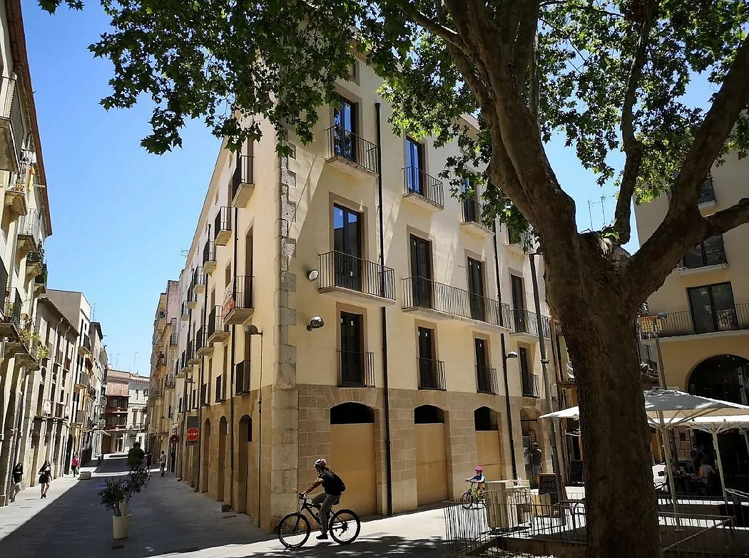 HISTORIC BUILDING FOR INVESTMENT IN THE HEART OF FIGUERES