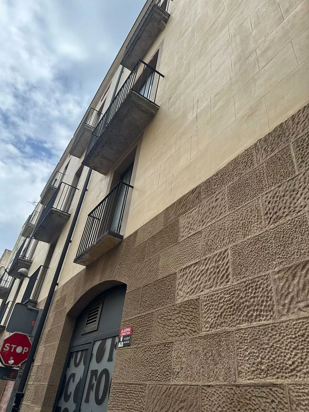 HISTORIC BUILDING FOR INVESTMENT IN THE HEART OF FIGUERES