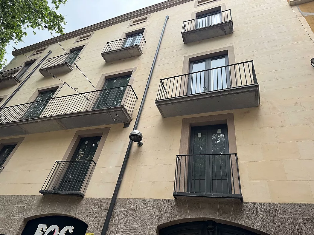 HISTORIC BUILDING FOR INVESTMENT IN THE HEART OF FIGUERES