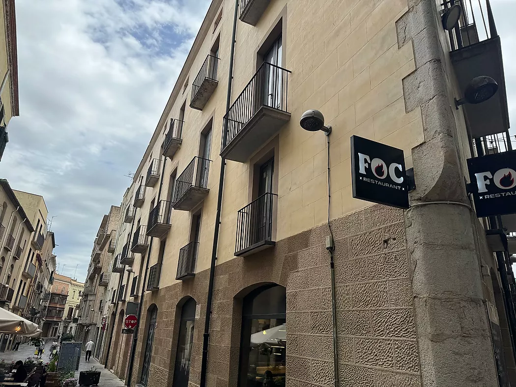 HISTORIC BUILDING FOR INVESTMENT IN THE HEART OF FIGUERES