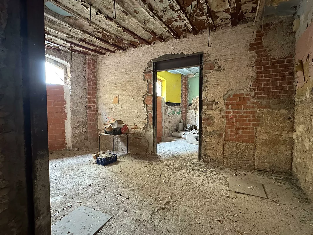 HISTORIC BUILDING FOR INVESTMENT IN THE HEART OF FIGUERES